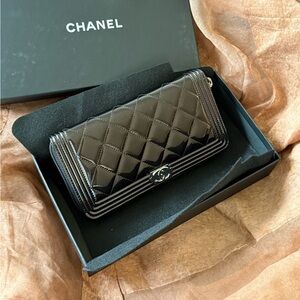CHANEL Black Patent Gunmetal Zipper Wallet Black Hardware (Series 20, Full Set)